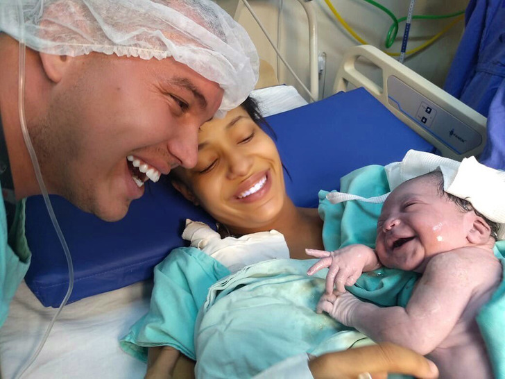 A newborn baby SMILES at her father in a viral photo: “At that time, I knew exactly what love was.”