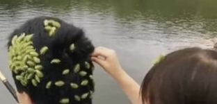 Girl began placing strange objects on her father’s head – then suddenly…