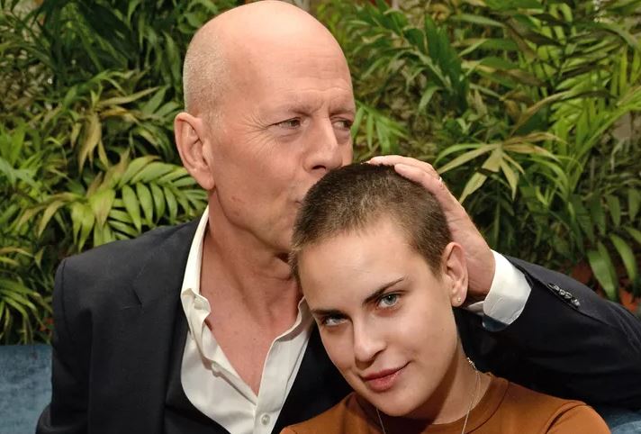 Tallulah Willis, Bruce Willis’ daughter, believes her father still recognizes her despite a Dementia diagnosis: “He Lights Up.”