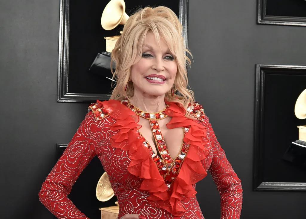 Maintaining Glamour and Preparedness: Dolly Parton’s Iconic Style