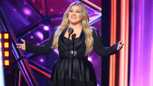 Kelly Clarkson thinks she couldn’t have survived her divorce without antidepressants: “I Need Your Help”