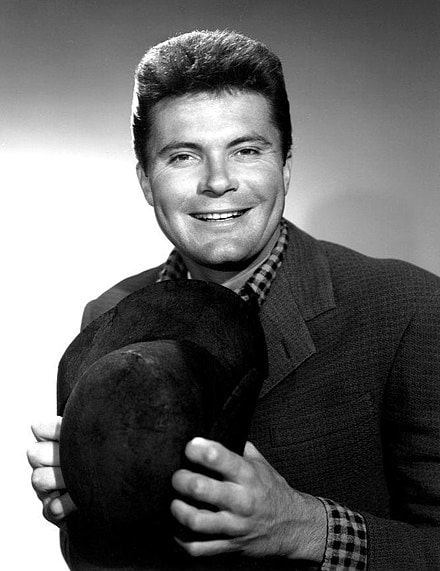 At the age of 85, actor Max Baer Jr., who played Jethro Bodine in “The Beverly Hillbillies,” looks like this.