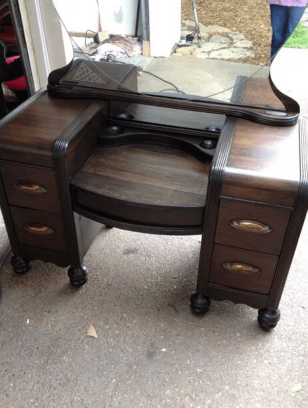 Transform Your Vintage Vanity Table into a Stunning Focal Point