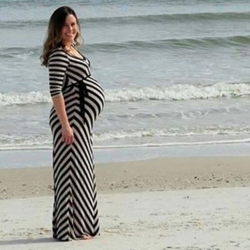 Expecting Parents Capture Unforgettable Maternity Photo with a Surprise Visitor