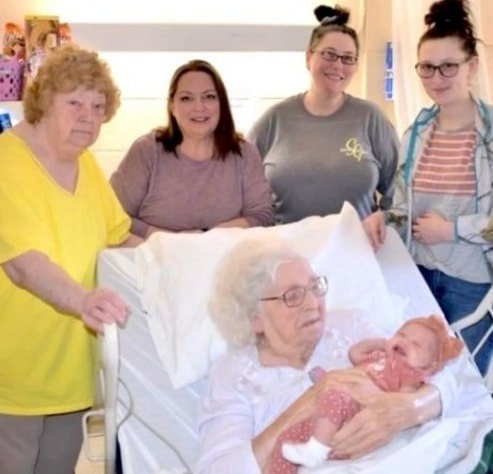 A Heartwarming Family Moment: Meet 98-Year-Old MaeDell Taylor Hawkins