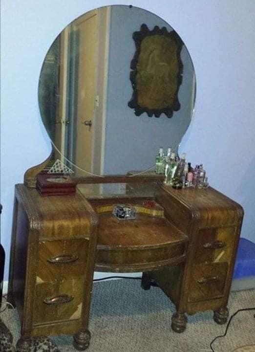 Transforming a Vintage Vanity Table: Rejuvenate Your Timeless Piece