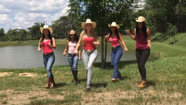 5 Cowgirls Raise The Bar Performing Alan Jackson Line Dance